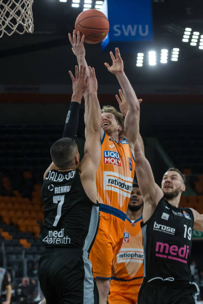 各队激烈争 各队激烈争